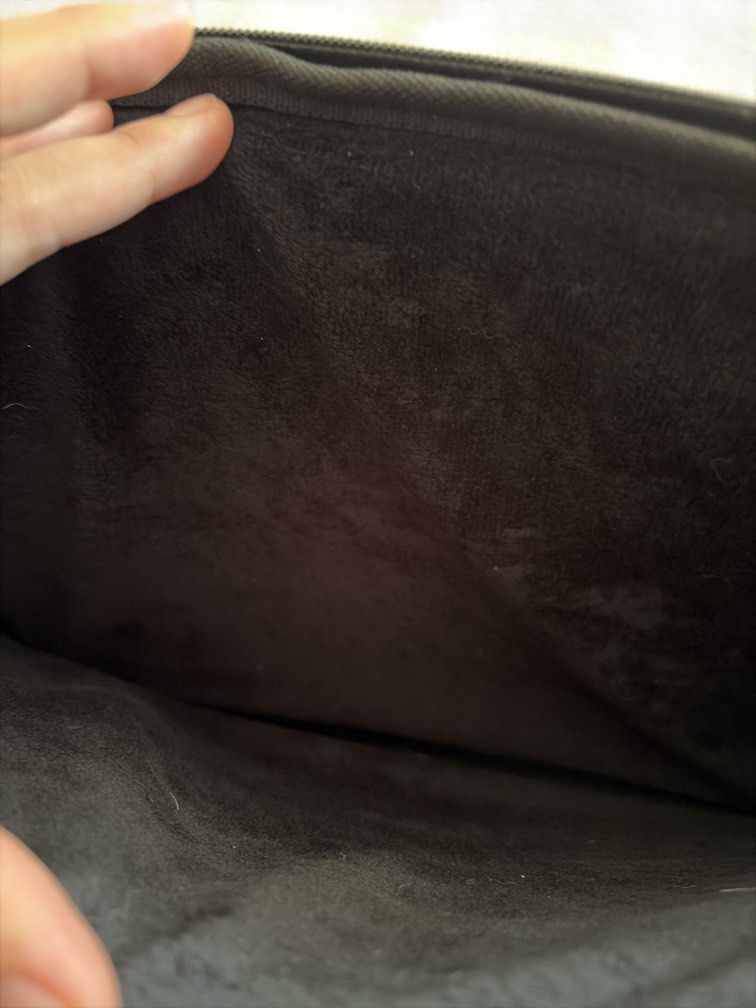 Typo 13 inch laptop case leather (Category: Laptop Bags & Sleeves) located in Manila. Submitted by sc.moo04 (Listing ID 1464943118, Image 3). Description: .