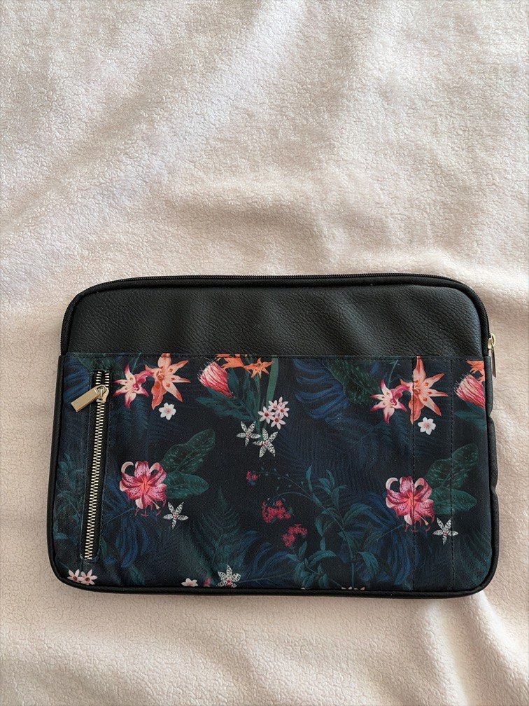 Typo 13 inch laptop case leather (Category: Laptop Bags & Sleeves) located in Manila. Submitted by sc.moo04 (Listing ID 1464943118, Image 1). Description: .