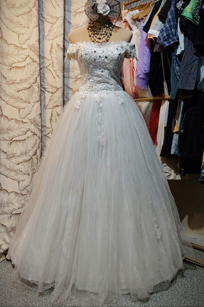 Ukay off-white offshoulder wedding gown (Category: Evening dresses & gowns) located in Rizal. Submitted by whitesioma99032 (Listing ID 1470215146, Image 3). Description: Ukay off-white offshoulder wedding ballgown B 35-37 W 34 L 56 Like new Need wash and may mild na nanigas na glue 350+Sf #LegitOnlineSellerSince2020.