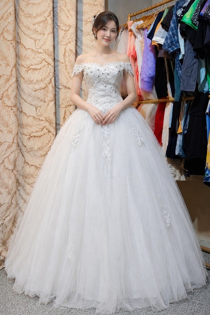 Ukay off-white offshoulder wedding gown (Category: Evening dresses & gowns) located in Rizal. Submitted by whitesioma99032 (Listing ID 1470215146, Image 1). Description: Ukay off-white offshoulder wedding ballgown B 35-37 W 34 L 56 Like new Need wash and may mild na nanigas na glue 350+Sf #LegitOnlineSellerSince2020.