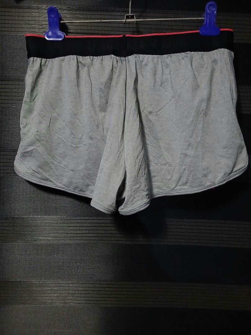 Under Armour HeatGear (Category: Activewear) located in Caloocan City. Submitted by anthriftdepot (Listing ID 1470303579, Image 2). Description: Size: 27-29 (small on tag) Length : 9 Excellent condition Color rate 9.5 /10 No issue See photo for reference North Caloocan area.