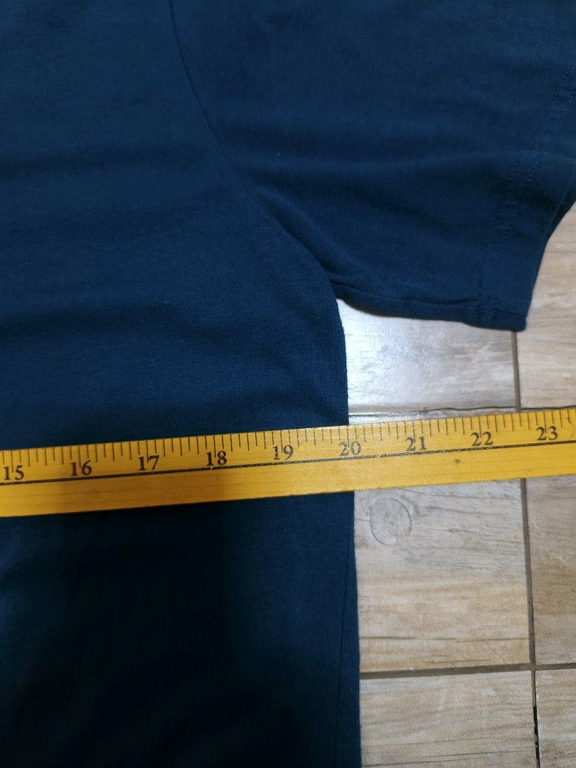 Under Armour shirt (Category: Tshirts & Polo Shirts ) located in Siniloan. Submitted by talktotheroses (Listing ID 1470294997, Image 3). Description: no issue.