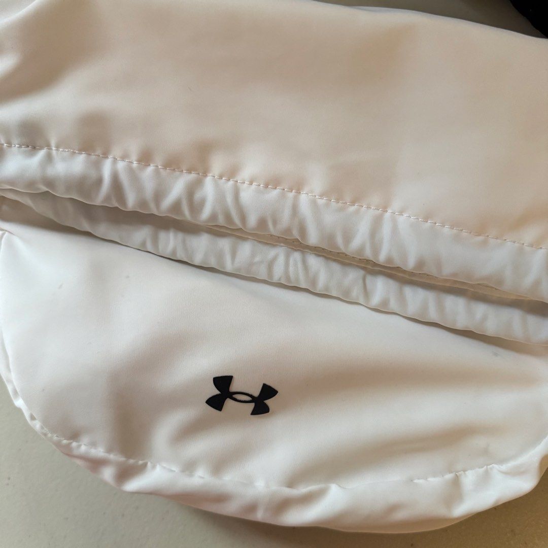Under Armour Unisex Crossbody Bag (Category: Cross-body Bags) located in Los Banos. Submitted by declutterbycee (Listing ID 1470345425, Image 2). Description: .