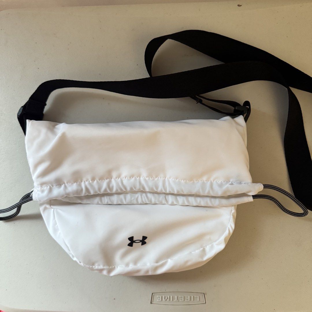 Under Armour Unisex Crossbody Bag (Category: Cross-body Bags) located in Los Banos. Submitted by declutterbycee (Listing ID 1470345425, Image 1). Description: .