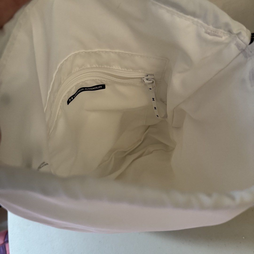 Under Armour Unisex Crossbody Bag (Category: Cross-body Bags) located in Los Banos. Submitted by declutterbycee (Listing ID 1470345425, Image 3). Description: .