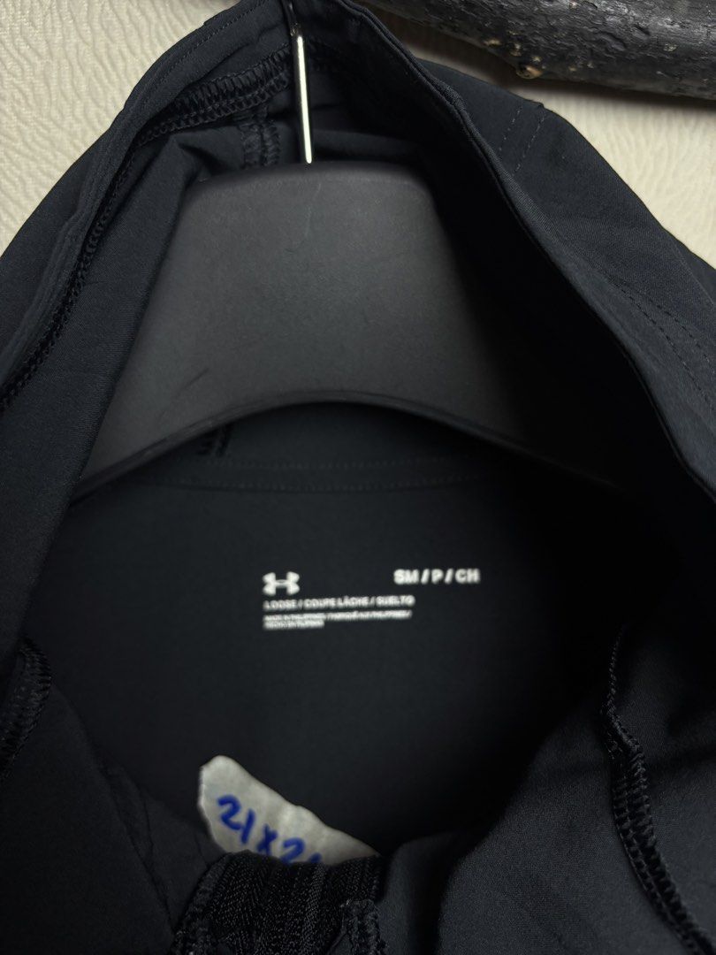 Under Armour Woven Jacket (Category: Coats, Jackets and Outerwear) located in Baybay. Submitted by thrift.ed2023 (Listing ID 1470311973, Image 3). Description: Under Armour Woven Jacket Medium to Large 21x21 Boxy No Issue Need Wash Good as New.
