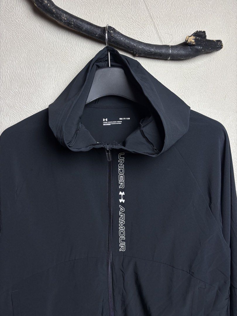 Under Armour Woven Jacket (Category: Coats, Jackets and Outerwear) located in Baybay. Submitted by thrift.ed2023 (Listing ID 1470311973, Image 2). Description: Under Armour Woven Jacket Medium to Large 21x21 Boxy No Issue Need Wash Good as New.