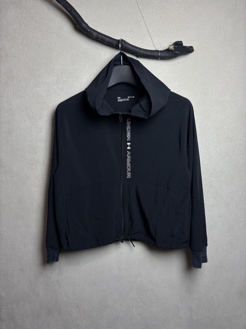 Under Armour Woven Jacket (Category: Coats, Jackets and Outerwear) located in Baybay. Submitted by thrift.ed2023 (Listing ID 1470311973, Image 1). Description: Under Armour Woven Jacket Medium to Large 21x21 Boxy No Issue Need Wash Good as New.