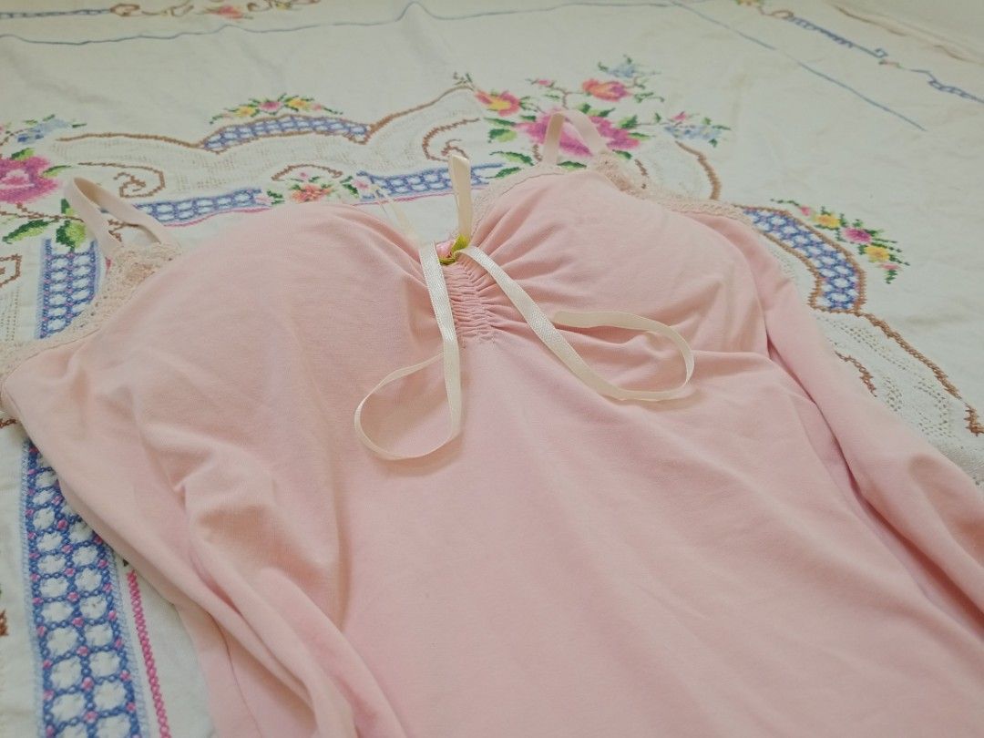 uniQl0 babypink top (Category: Sleeveless) located in Binan City. Submitted by shayclothies_ (Listing ID 1470269030, Image 2). Description: 🍄 xxs - m 🍄 no issues/flaws 🍄 padded and fitted 🍄 seller's fave ~ .