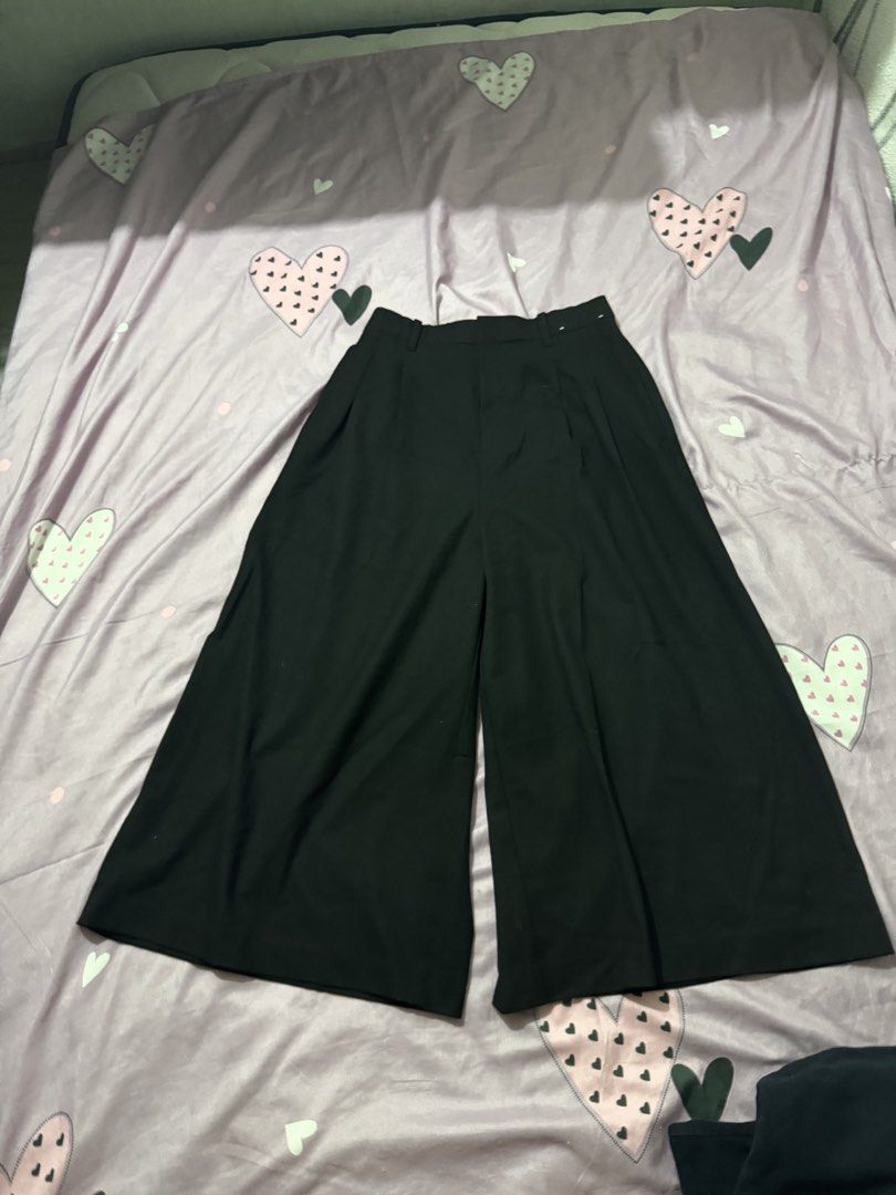 UNIQLO : C Culottes (Category: Jeans) located in Marilao. Submitted by yuzokii (Listing ID 1470185653, Image 1). Description: UNIQLO C: Culottes (Black) Medium on tag 26-30x32.5 hem 17 Like new Excellent condition 900 plus sf.