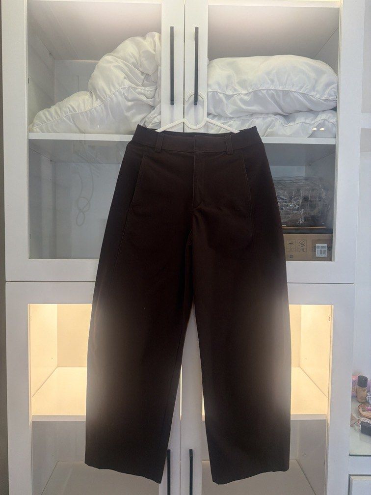 Uniqlo barrel jeans (Category: Other Bottoms) located in Quezon City. Submitted by destashingmycloset (Listing ID 1470155458, Image 1). Description: .