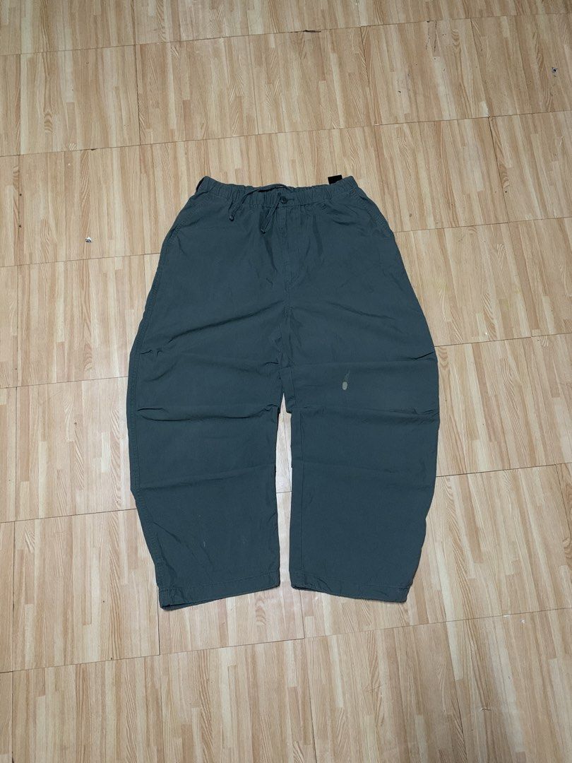 UNIQLO BARREL PANTS (Category: Trousers) located in Rizal. Submitted by uniii_011 (Listing ID 1470252193, Image 1). Description: W: 30.5 (BELT LOOP, GARTERIZED WITH LACE) L: 42.5.