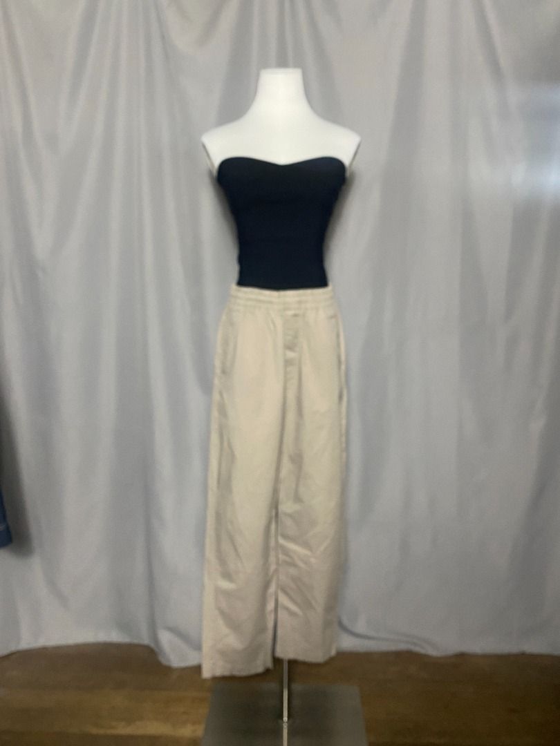 Uniqlo beige pants (Category: Jeans) located in Las Pinas. Submitted by ipickyou (Listing ID 1470290353, Image 2). Description: Unwashed Condition: 10/10 𝗠𝗲𝗮𝘀𝘂𝗿𝗲𝗺𝗲𝗻𝘁𝘀 𝘄𝗵𝗲𝗻 𝗹𝗮𝗶𝗱 𝗳𝗹𝗮𝘁: -Size S -Waist: 14-18” -Length: 35” -Inseam: 24” .