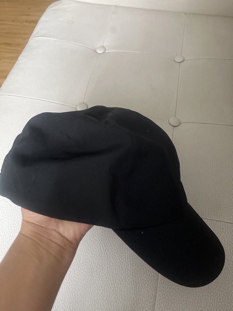 Uniqlo black cap (Category: Everything Else Others) located in Pasig City. Submitted by jnzmrq1003 (Listing ID 1470189581, Image 2). Description: Like new Adjustable strap Minimalist.
