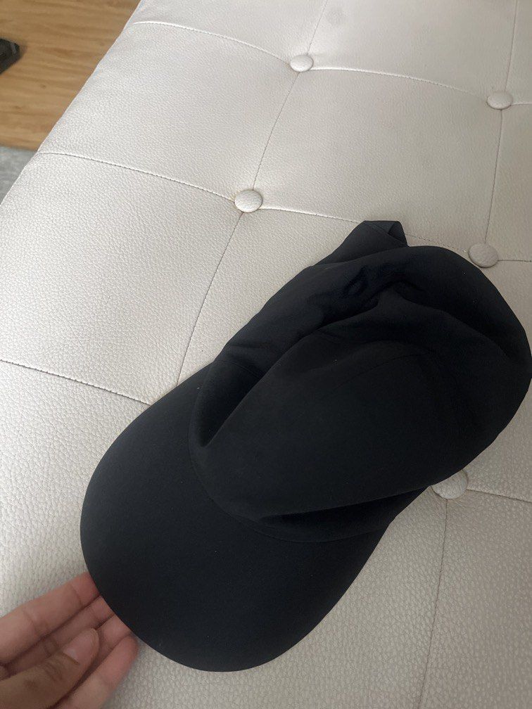 Uniqlo black cap (Category: Everything Else Others) located in Pasig City. Submitted by jnzmrq1003 (Listing ID 1470189581, Image 1). Description: Like new Adjustable strap Minimalist.