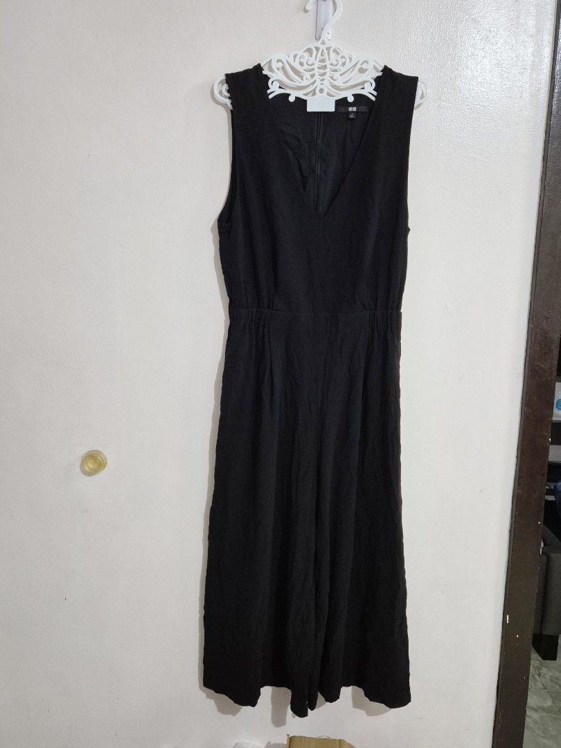 Uniqlo Black Midi Jumpsuit (Category: Dresses) located in Pasig City. Submitted by rialuna_fire (Listing ID 1470235233, Image 2). Description: .