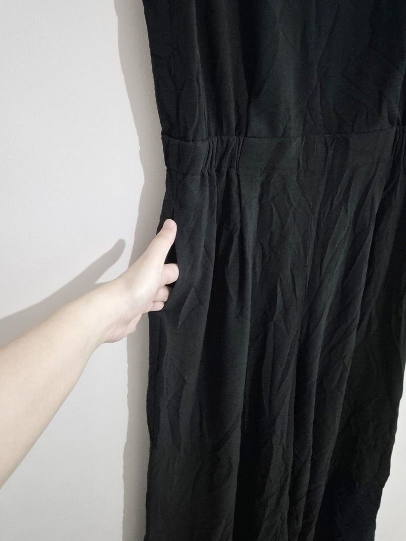 Uniqlo Black Midi Jumpsuit (Category: Dresses) located in Pasig City. Submitted by rialuna_fire (Listing ID 1470235233, Image 3). Description: .
