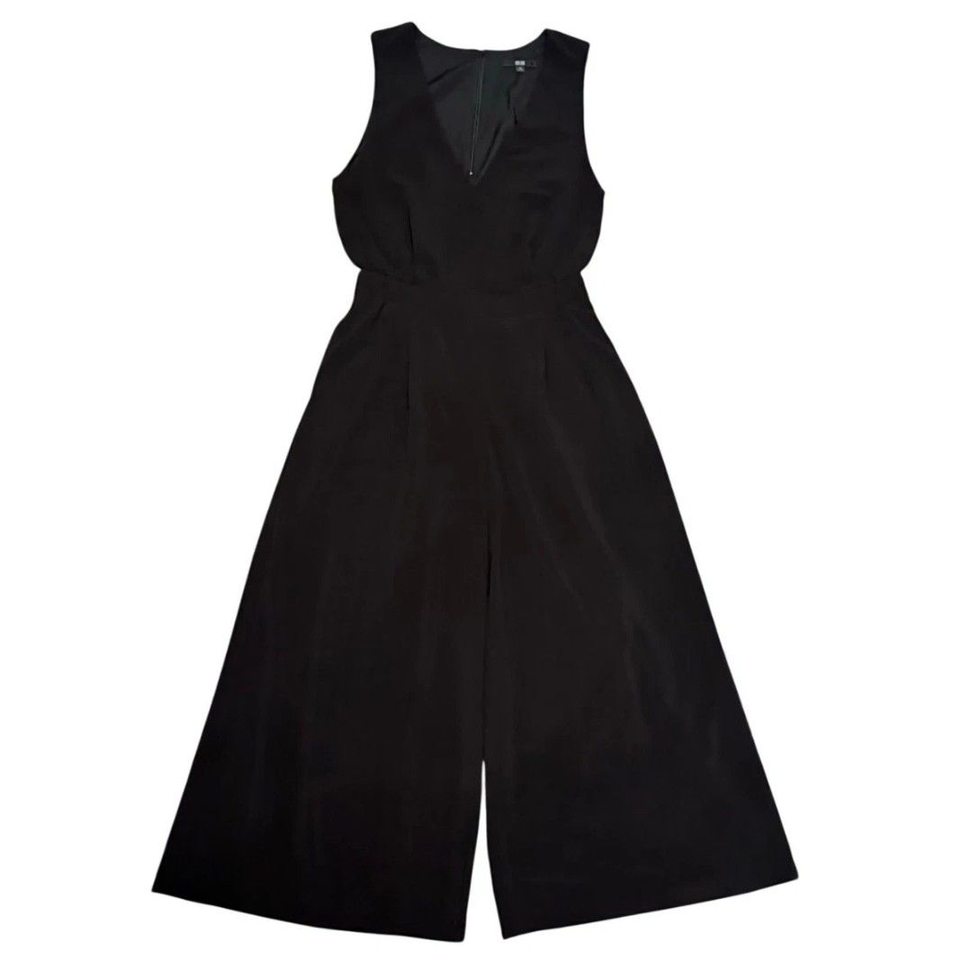 Uniqlo Black Midi Jumpsuit (Category: Dresses) located in Pasig City. Submitted by rialuna_fire (Listing ID 1470235233, Image 1). Description: .