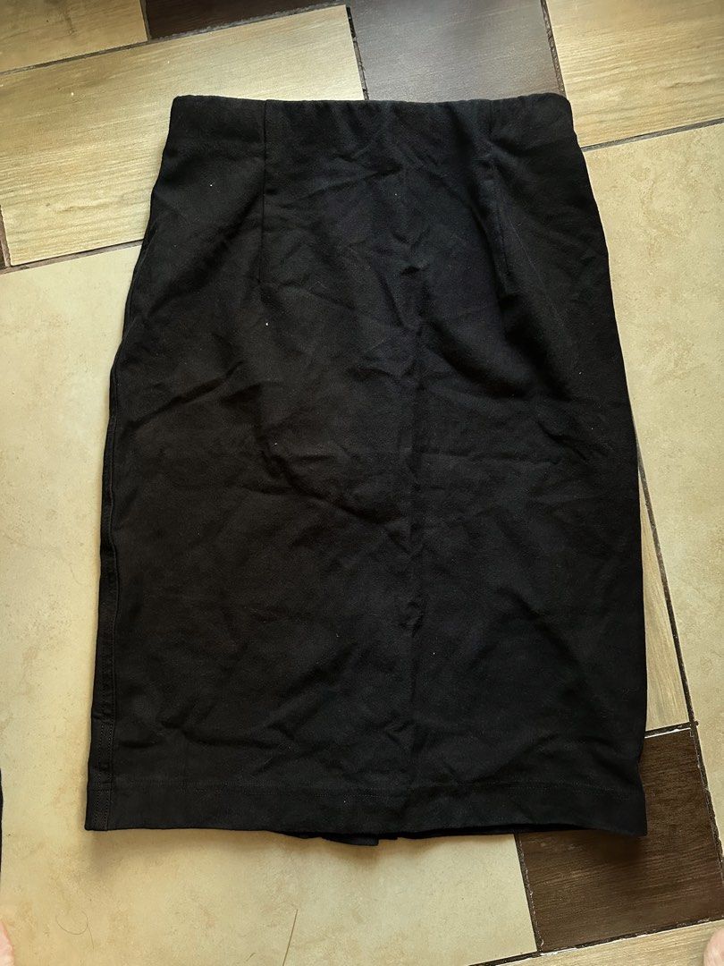Uniqlo black midi skirt (Category: Skirts) located in Manila. Submitted by brownbutterlatte (Listing ID 1470298199, Image 2). Description: Used once! RFS: Not my style.