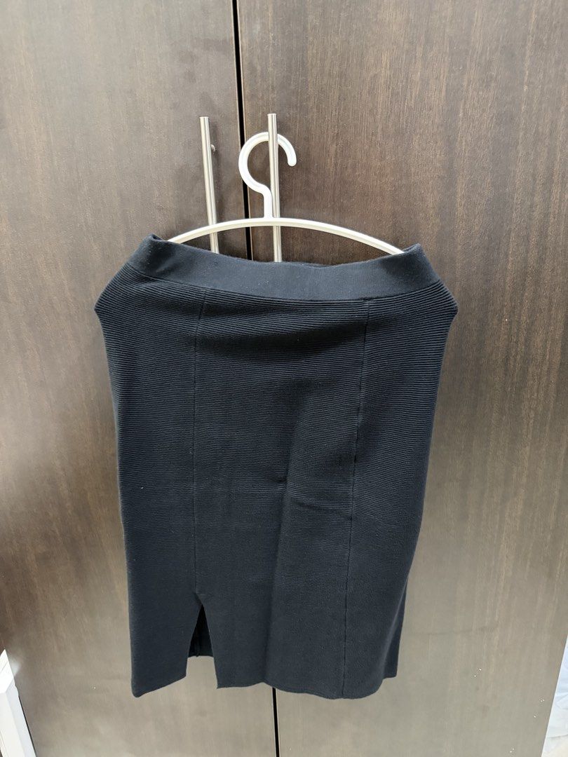 Uniqlo Black Skirt - M (Category: Skirts) located in Mandaluyong City. Submitted by mry.mry (Listing ID 1470167760, Image 1). Description: .