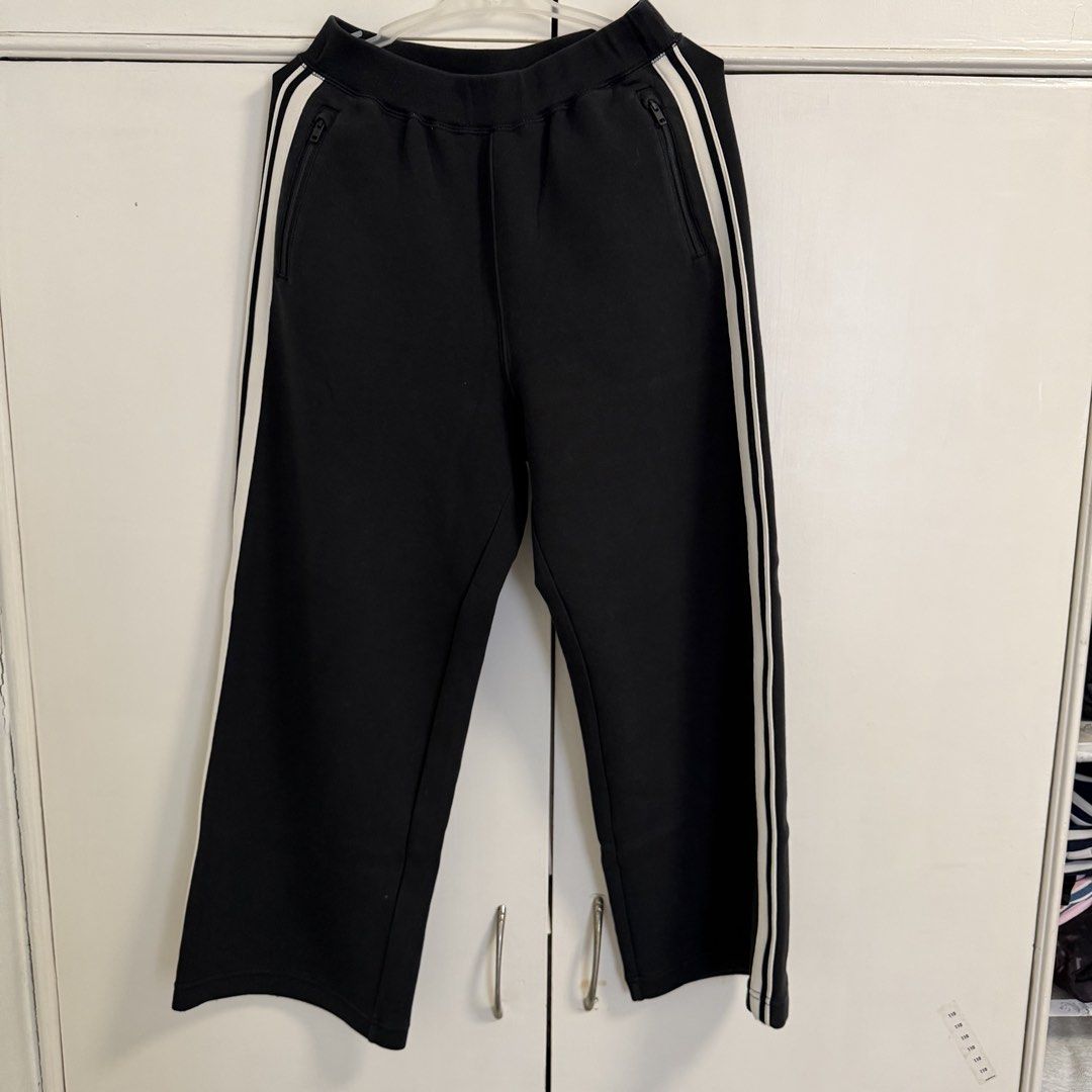 Uniqlo Black Tracksuit (BOTTOMS) (Category: Babies & Kids Fashion) located in Bulacan. Submitted by nicabanana_ (Listing ID 1470255508, Image 1). Description: ✅ worn only twice 💯 authentic 💯 ✨all listings are personally owned✨ 🏷️all listings are in good condition unless stated otherwise🏷️ payment methods: 💳 GCash 💳 Maya 💳 BPI 💳 Unionbank 💳 MariBank shipping options: 📦 J&T Express 📦 Lalamove locations: 📍 Bulacan 📍 Valenzuela 📍 Makati