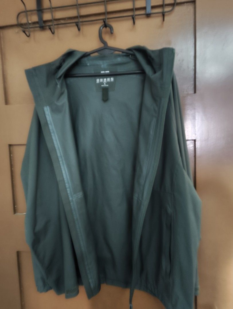 Uniqlo blocktech (Category: Coats, Jackets and Outerwear) located in San Pedro. Submitted by madvillainkicks (Listing ID 1470155503, Image 3). Description: - Brand: Uniqlo - Color: Green - Size: XL - Material/Tech: Water resistant, windproof, durable water repellency, breathable, and stretch fabric - Features: Full zip front, attached hood, and functional pockets - Origin: Made in Vietnam 25 x 28.