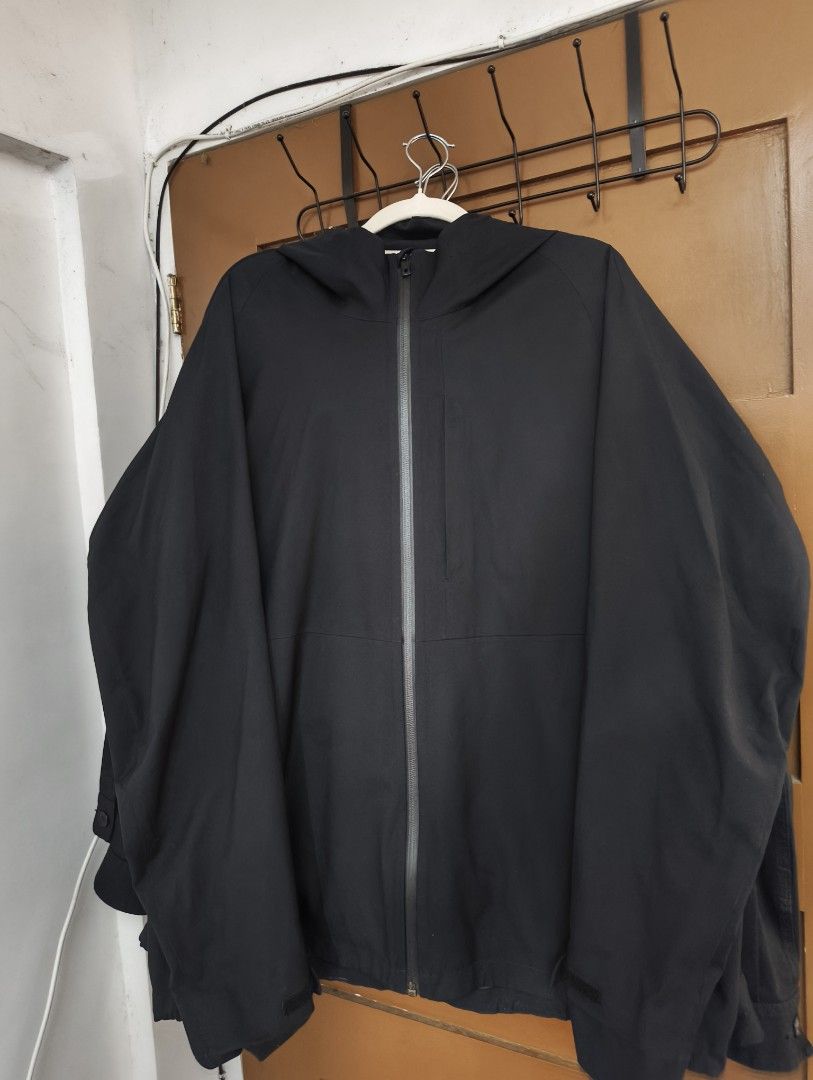 Uniqlo Blocktech (Category: Coats, Jackets and Outerwear) located in San Pedro. Submitted by madvillainkicks (Listing ID 1470155644, Image 2). Description: - Brand: Uniqlo - Size: XL - Color: Black - Origin: Made in Vietnam - Features: Water-repellent and windproof design - Details: Full zip front with a convenient chest pocket - Best for: Rainy or windy days as a great outer layer - Condition: Clean overall 25 x 28.