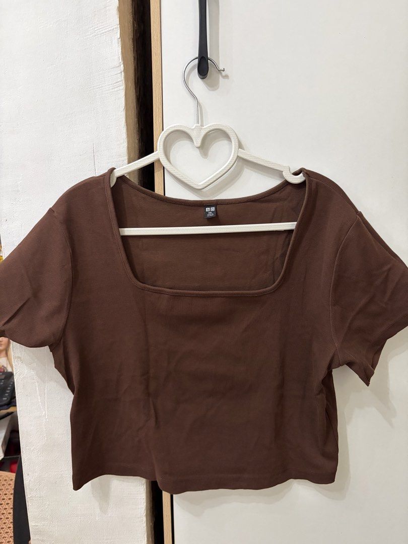 Uniqlo Brown Square neck crop top (Category: Blouses) located in Pateros City. Submitted by downsizin (Listing ID 1470167461, Image 1). Description: Size xxl 18 in width x 17 in length .