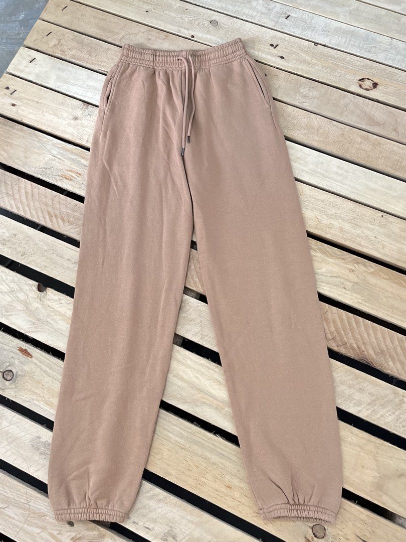 UNIQLO Brown Sweatpants Drawstring Joggers (Category: Joggers) located in Santa Rosa. Submitted by thrifty_bev (Listing ID 1470294214, Image 2). Description: - Brand: UNIQLO - Color: Solid Brown - Material: Soft, comfortable cotton - Features: Adjustable drawstring elastic waistband, convenient side pockets, and ribbed ankle cuffs - Condition: Brand new with tags attached - Style: Versatile everyday loungewear, easy to pair with tees and hoodies.