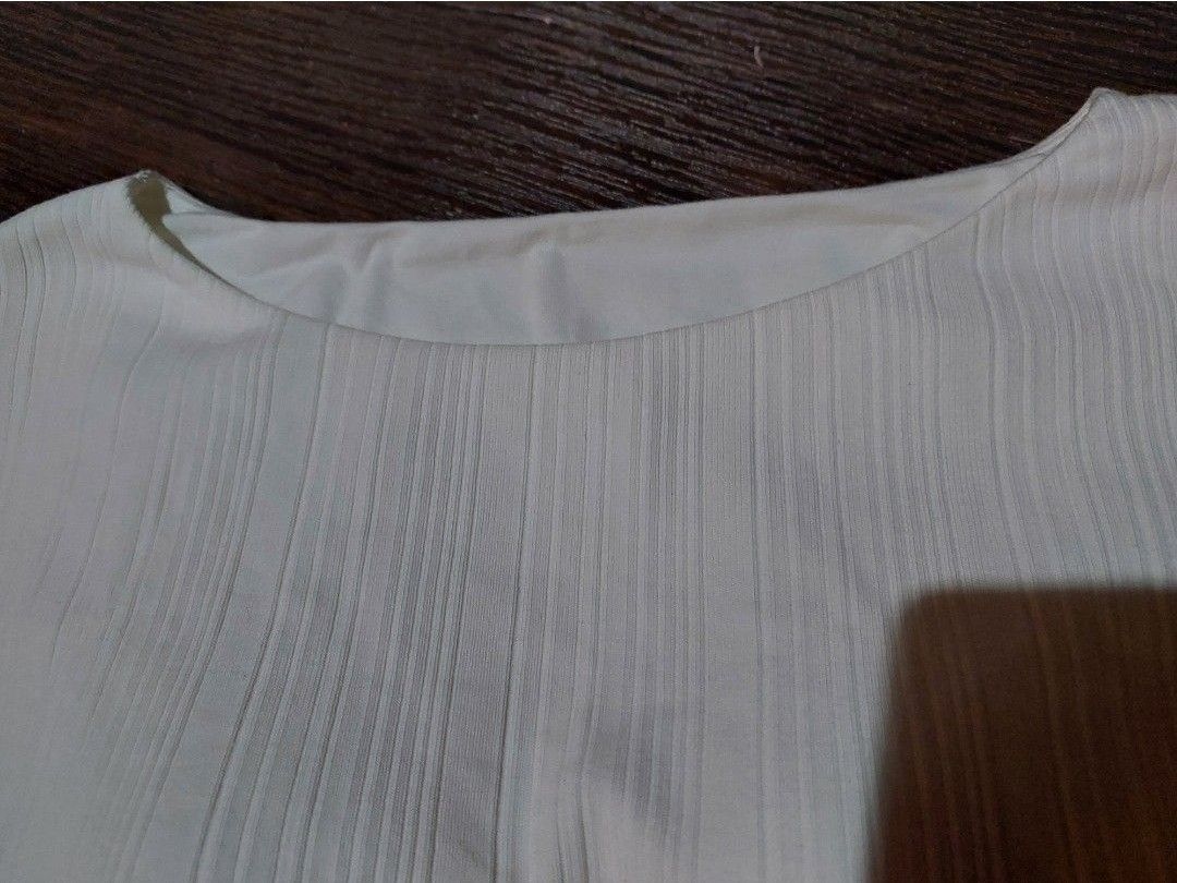 Uniqlo built in bra blouse (Category: Blouses) located in Caloocan City. Submitted by jensapparel (Listing ID 1470229784, Image 2). Description: no issue, flaws good condition.