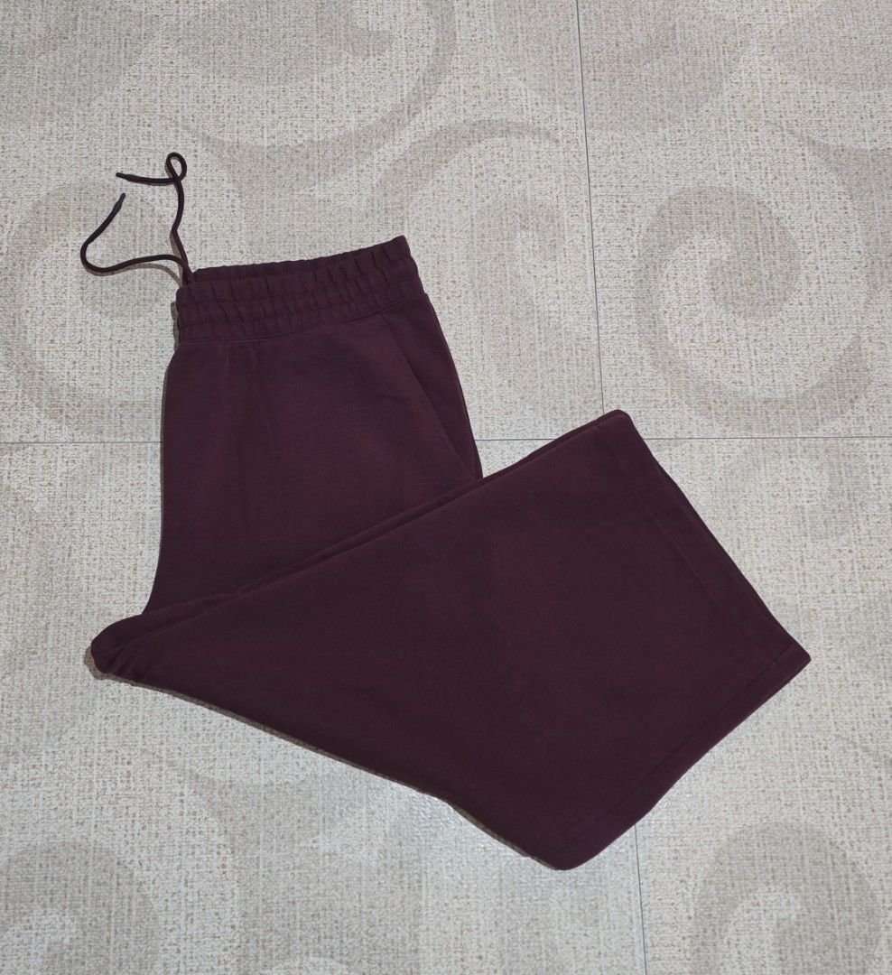Uniqlo :C Wide leg sweatpants (Category: Jeans) located in El Nido. Submitted by marco.tandoc (Listing ID 1470167025, Image 3). Description: like new size: XL waist: 32-38 length: 34 leg opening: 11.