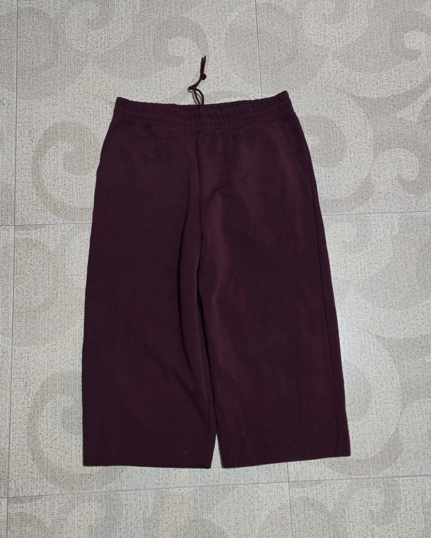 Uniqlo :C Wide leg sweatpants (Category: Jeans) located in El Nido. Submitted by marco.tandoc (Listing ID 1470167025, Image 2). Description: like new size: XL waist: 32-38 length: 34 leg opening: 11.