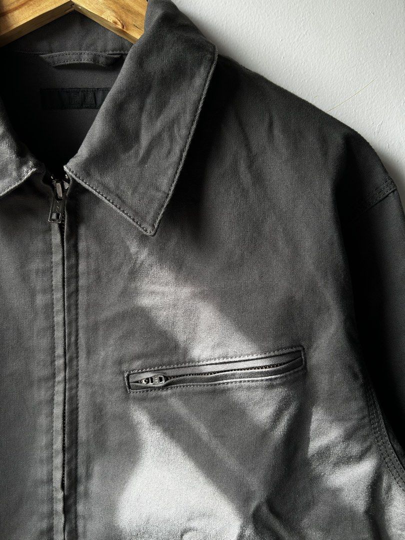 Uniqlo Canvas Zip Up Jacket Gray Size S (Category: Coats, Jackets and Outerwear) located in Amadeo. Submitted by archived_stole (Listing ID 1470297820, Image 2). Description: Uniqlo Blouson Work Jacket Dimension: 22” Width 25”Length Condition: Very Good! Color rate: 9.5/10 issue: Minimal collar line Pm/Dm📥 Jnt/Lalamove🛵.