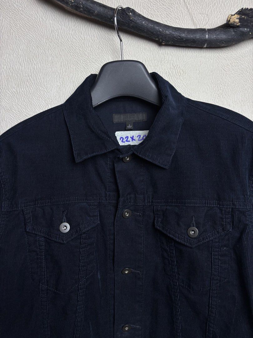 Uniqlo Corduroy Jacket (Category: Coats, Jackets and Outerwear) located in Baybay. Submitted by thrift.ed2023 (Listing ID 1470311133, Image 2). Description: Uniqoo Corduroy Jacket Medium to Large 22x24 No Issue Need Wash Good as New.