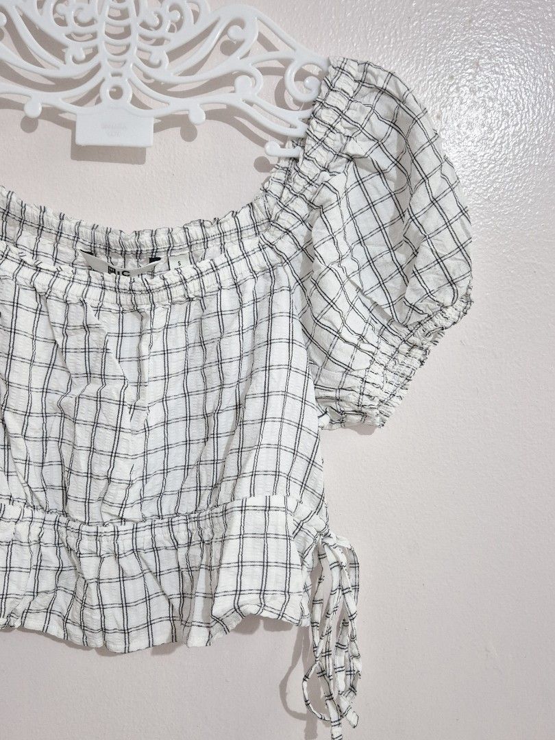 Uniqlo Cropped Blouse (Category: Blouses) located in Pasig City. Submitted by rialuna_fire (Listing ID 1470235395, Image 2). Description: .