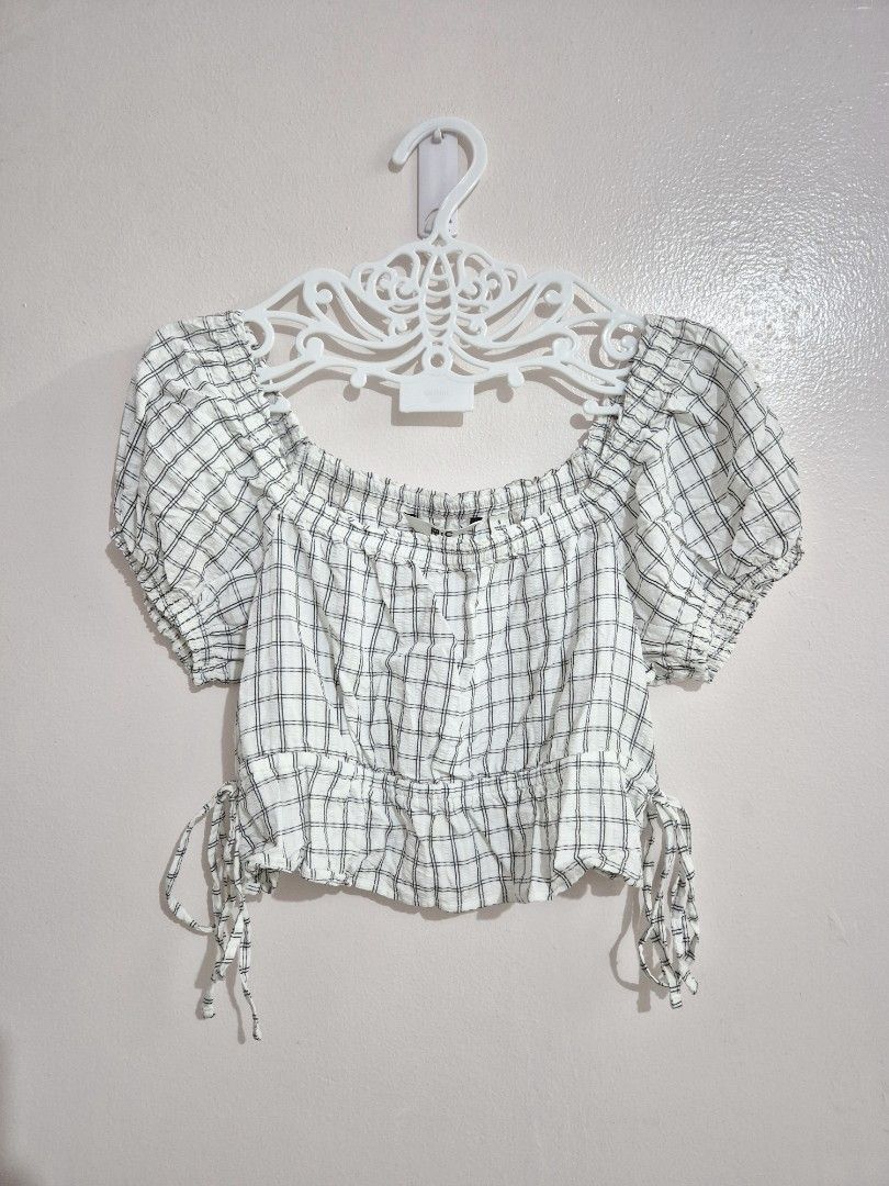 Uniqlo Cropped Blouse (Category: Blouses) located in Pasig City. Submitted by rialuna_fire (Listing ID 1470235395, Image 1). Description: .