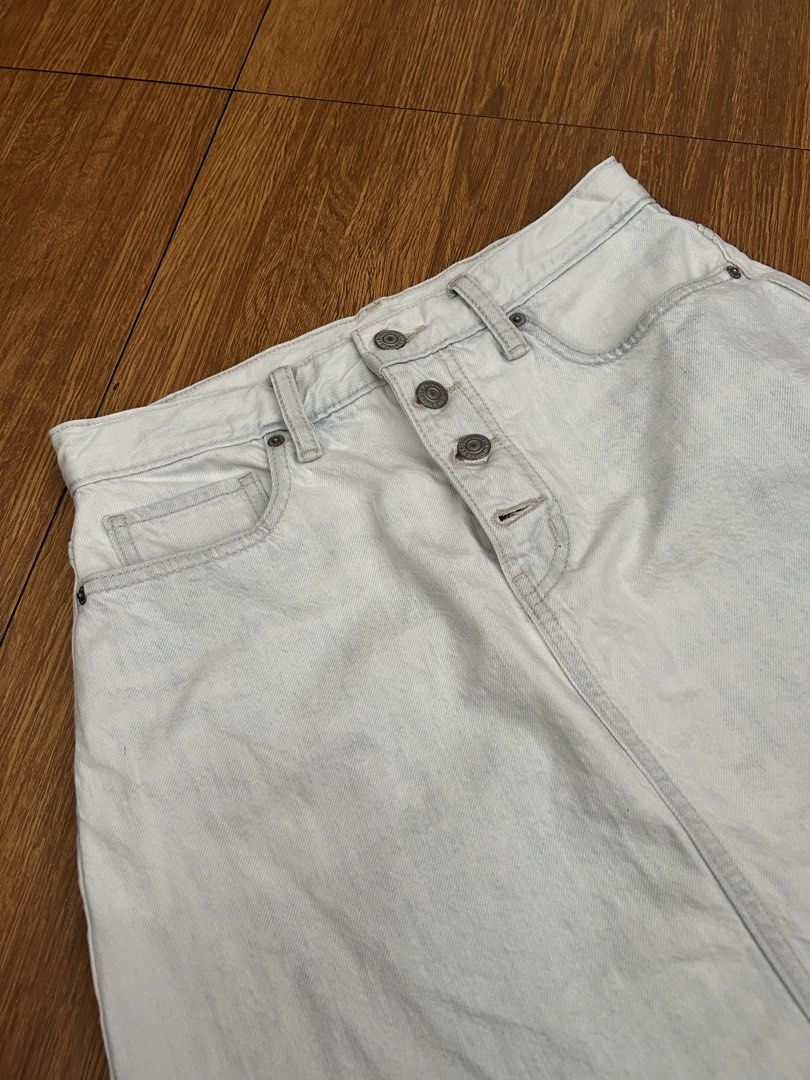 Uniqlo denim skirt medium (Category: Skirts) located in Angeles City. Submitted by TheAuthenticcorner2018 (Listing ID 1470226929, Image 2). Description: .
