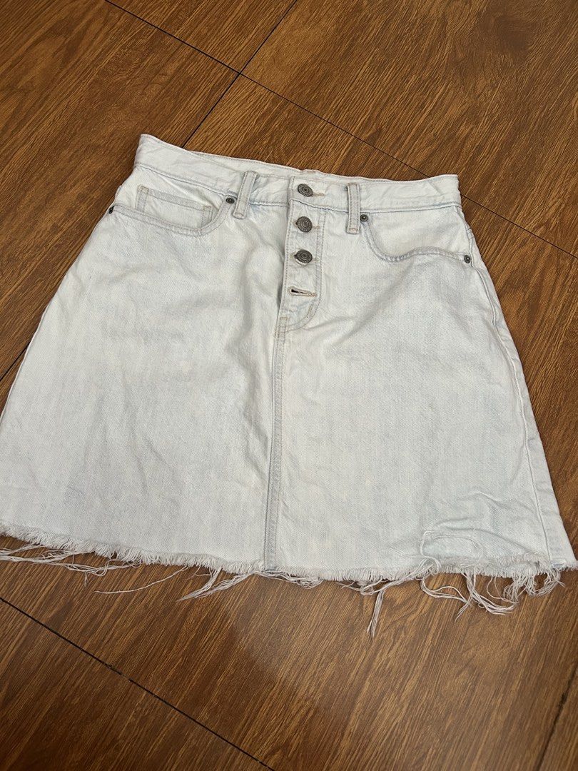 Uniqlo denim skirt medium (Category: Skirts) located in Angeles City. Submitted by TheAuthenticcorner2018 (Listing ID 1470226929, Image 1). Description: .