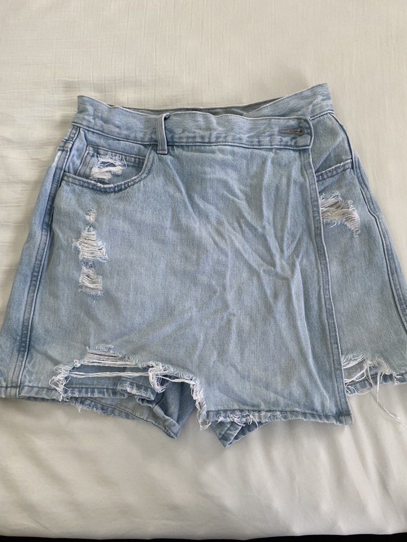 Uniqlo Distressed Denim Skort Size 24 (Category: Skirts) located in Calamba. Submitted by aninmilo (Listing ID 1470189876, Image 1). Description: - Brand: Uniqlo - Item: Distressed denim skort - Color: Light blue wash - Size: 24 (61cm waist) - Material: 100% cotton - Design: Wrap front with raw hem and ripped accents - Measurements: ~14 inches across the waist, ~14.5 inches in length - Condition: Great everyday piece.
