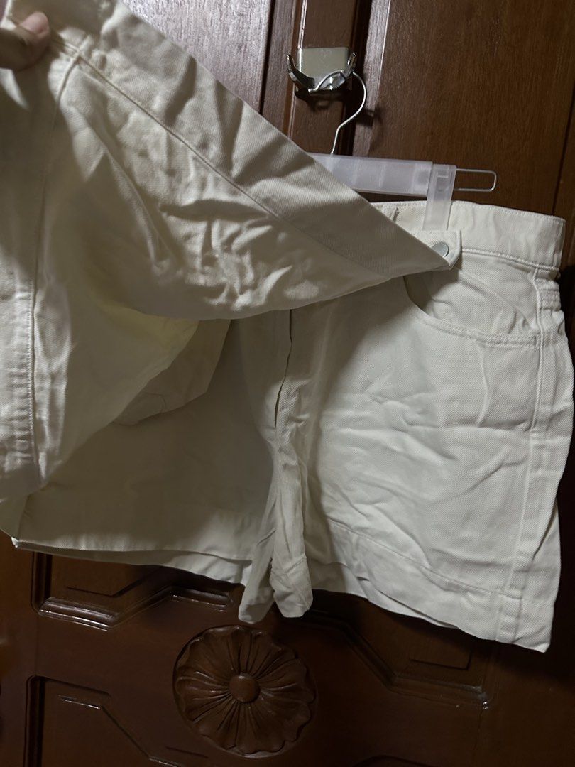 Uniqlo Drapey Skort White XXL (Category: Shorts) located in Pasig City. Submitted by aprilluxcloset0812 (Listing ID 1470154421, Image 2). Description: - Brand: Uniqlo - Item: Wrap Skort - Color: White - Size: XXL (Waist: 81-87cm, Hip: 106-112cm) - Material: 59% Cotton, 41% Lyocell (Pocket lining: 100% cotton) - Design: Stylish front wrap look with built-in shorts for comfort and coverage - Details: Button closure with branded hardware and practic