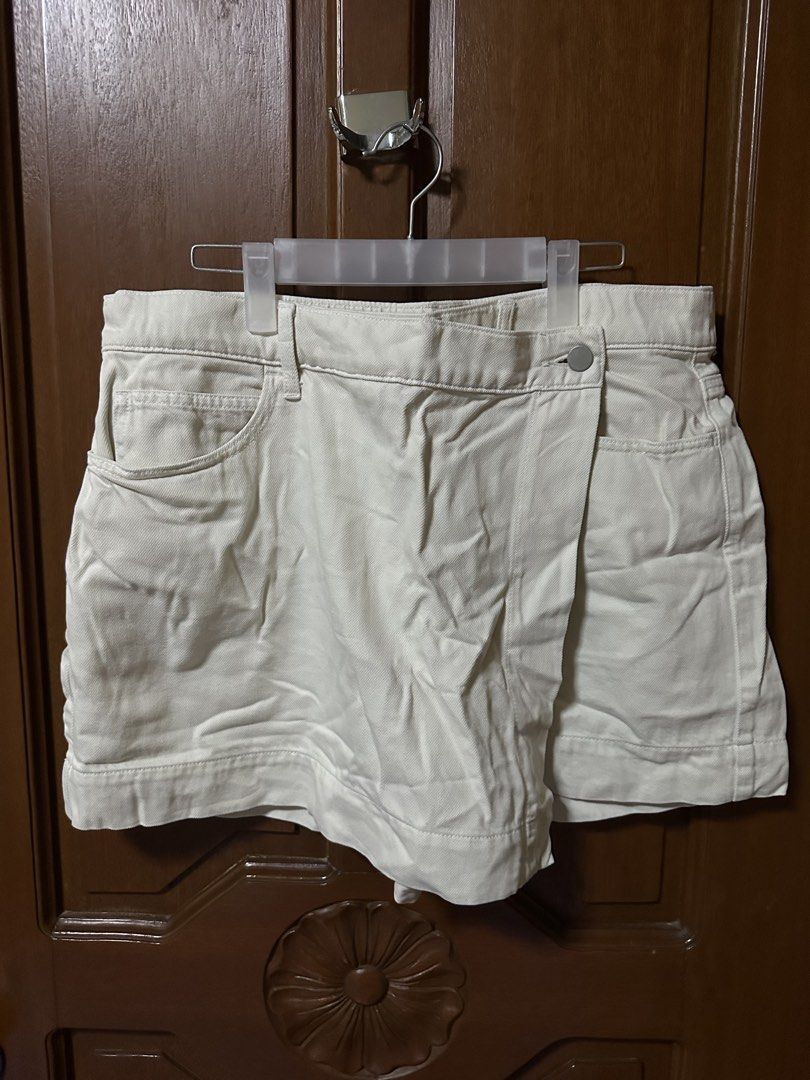 Uniqlo Drapey Skort White XXL (Category: Shorts) located in Pasig City. Submitted by aprilluxcloset0812 (Listing ID 1470154421, Image 1). Description: - Brand: Uniqlo - Item: Wrap Skort - Color: White - Size: XXL (Waist: 81-87cm, Hip: 106-112cm) - Material: 59% Cotton, 41% Lyocell (Pocket lining: 100% cotton) - Design: Stylish front wrap look with built-in shorts for comfort and coverage - Details: Button closure with branded hardware and practic