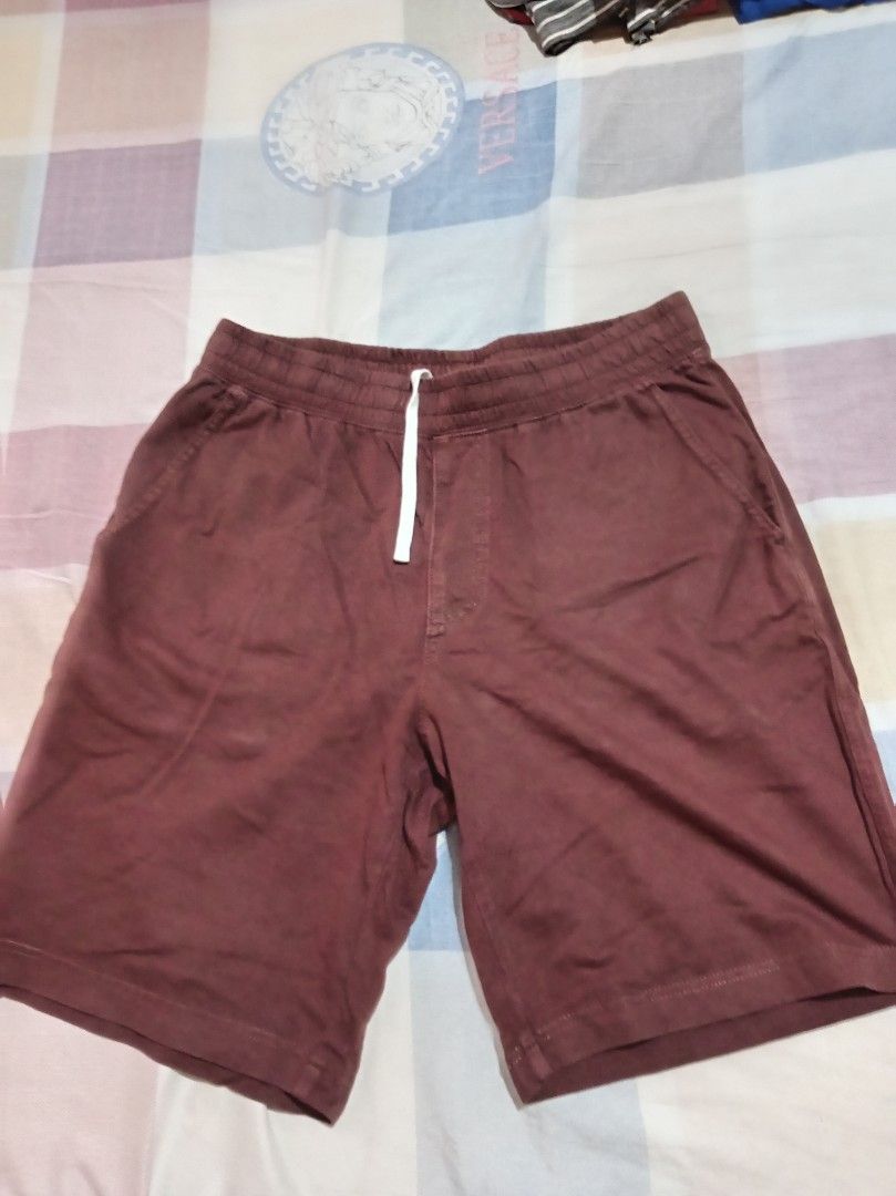 Uniqlo easy shorts (Category: Shorts) located in Marikina City. Submitted by cherrybone (Listing ID 1470156205, Image 1). Description: Uniqlo easy shorts Burgundy Size 3.