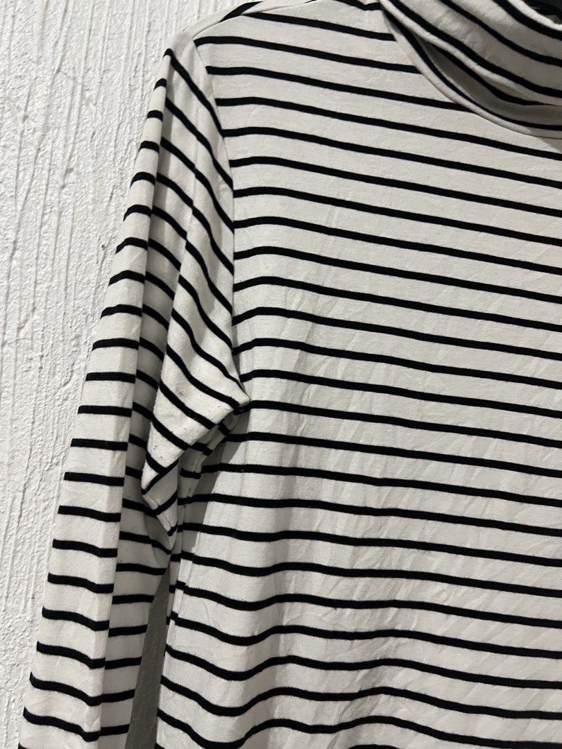 Uniqlo ExtraWarm Stripe Heattech (Category: Coats, Jackets and Outerwear) located in Amadeo. Submitted by mavmadel (Listing ID 1470261395, Image 2). Description: -like new with minimal lints -color rate 10/10.