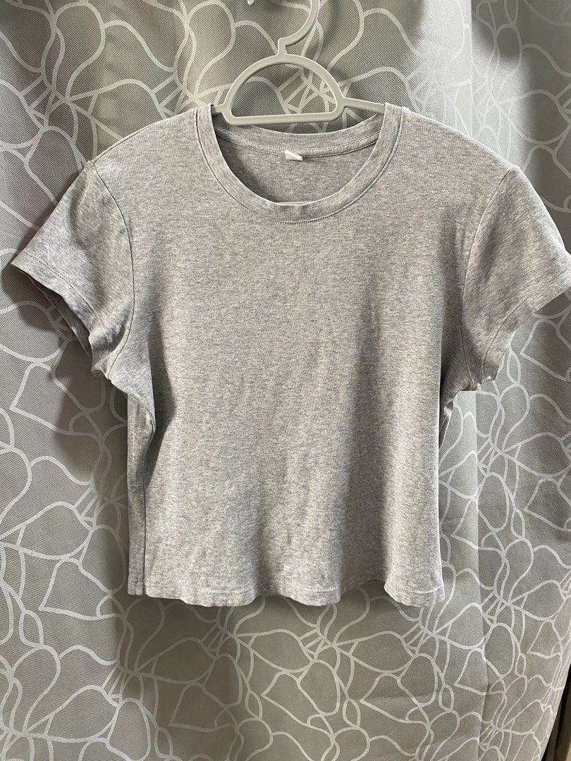 Uniqlo Grey T-Shirt Size L (Category: Shirts) located in Rizal. Submitted by Shortlisted (Listing ID 1470144544, Image 1). Description: - Brand: Uniqlo - Color: Grey - Size: L (Made in Vietnam) - Semi-crop.
