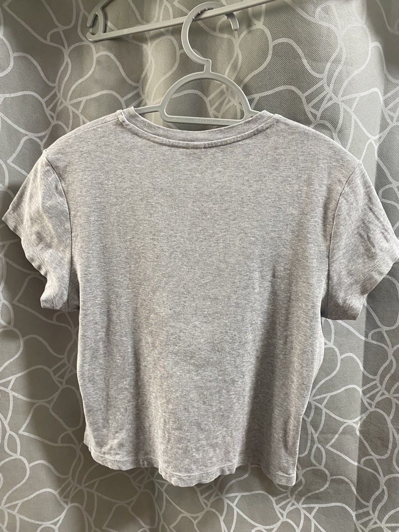 Uniqlo Grey T-Shirt Size L (Category: Shirts) located in Rizal. Submitted by Shortlisted (Listing ID 1470144544, Image 2). Description: - Brand: Uniqlo - Color: Grey - Size: L (Made in Vietnam) - Semi-crop.