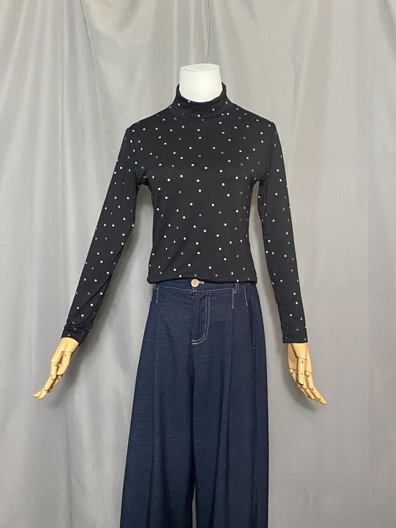 Uniqlo Heattech black polka dot top (Category: Longsleeves) located in Las Pinas. Submitted by ipickyou (Listing ID 1470278883, Image 2). Description: Unwashed Condition: 10/10 𝗠𝗲𝗮𝘀𝘂𝗿𝗲𝗺𝗲𝗻𝘁𝘀 𝘄𝗵𝗲𝗻 𝗹𝗮𝗶𝗱 𝗳𝗹𝗮𝘁: -Size L -Shoulder to shoulder: 15” -Armpit to armpit: 16 1/2” -Length: 24 1/2” .