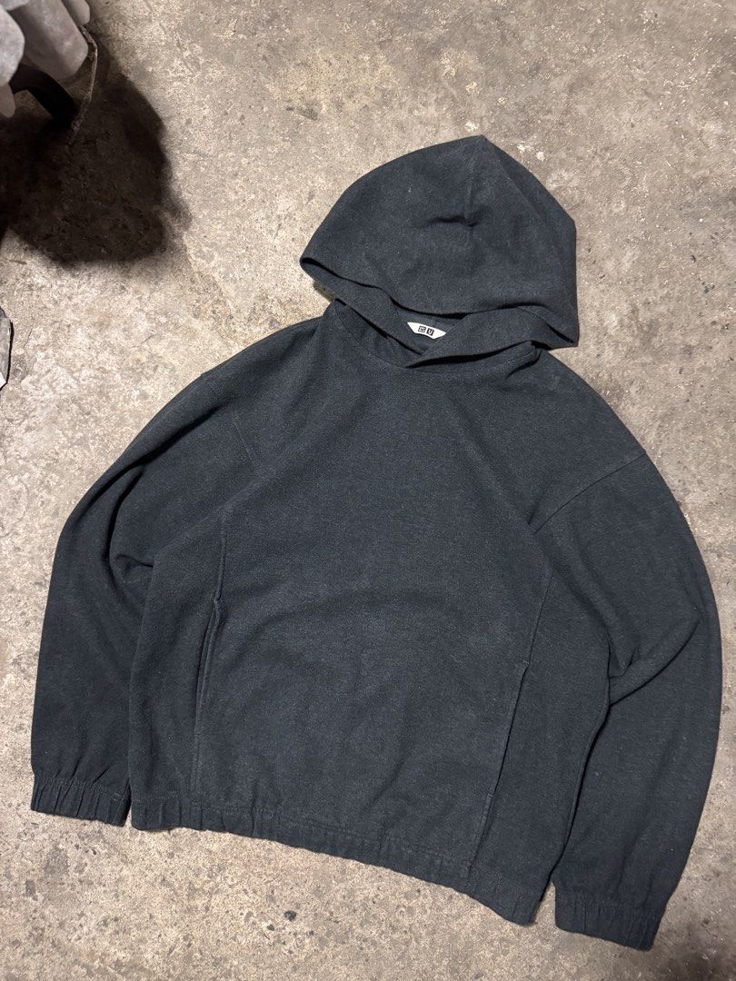 Uniqlo hoodie (Category: Hoodies) located in Pasig City. Submitted by dripthrift1600 (Listing ID 1470309296, Image 1). Description: - Uniqlo hoodie - Good condition - Issue: None - Sizes: M - Dimes: 23x25.