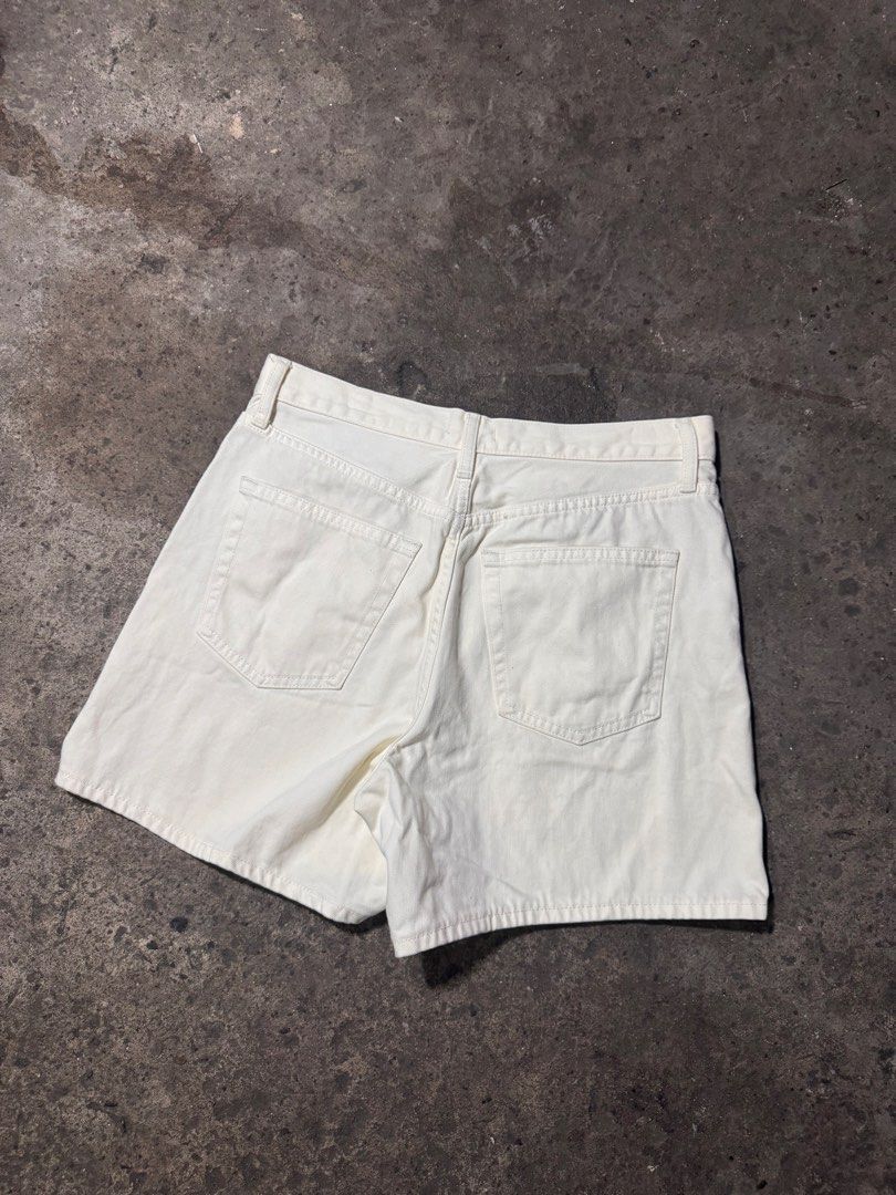 Uniqlo jeans short (Category: Shorts) located in Pasig City. Submitted by dripthrift1600 (Listing ID 1470320498, Image 2). Description: - Uniqlo Jeans short - Good condition - Issue: None - Sizes: M - Dimes: 30x15.