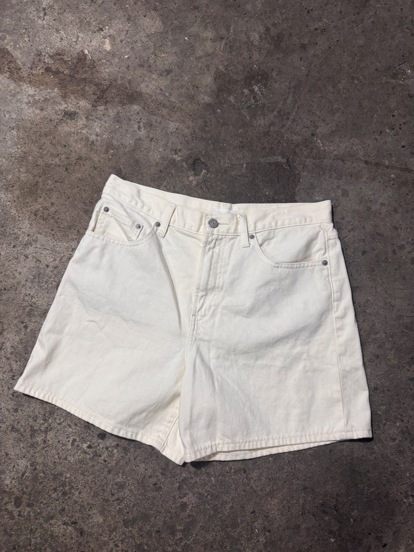 Uniqlo jeans short (Category: Shorts) located in Pasig City. Submitted by dripthrift1600 (Listing ID 1470320498, Image 1). Description: - Uniqlo Jeans short - Good condition - Issue: None - Sizes: M - Dimes: 30x15.