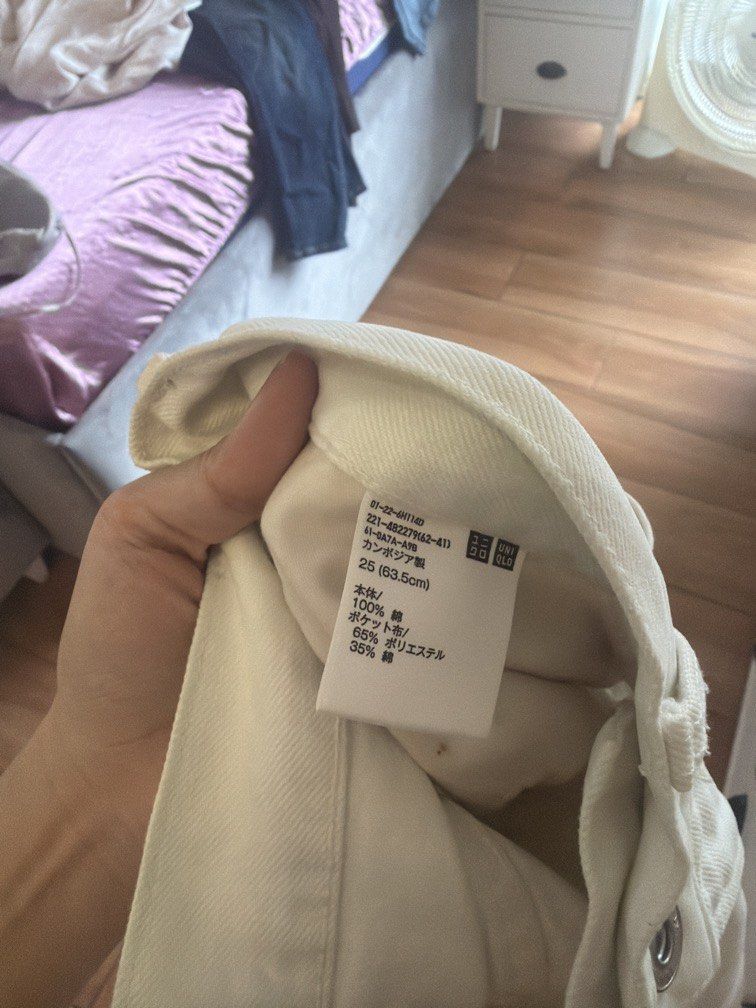 Uniqlo jwa white jeans (Category: Jeans) located in Quezon City. Submitted by destashingmycloset (Listing ID 1470155844, Image 3). Description: .